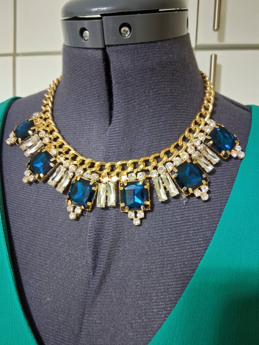 2 items - Bebe Butterfly Sleeve Emerald Green Shift Mini Dress Size L & Necklace - Picture 5 of 10